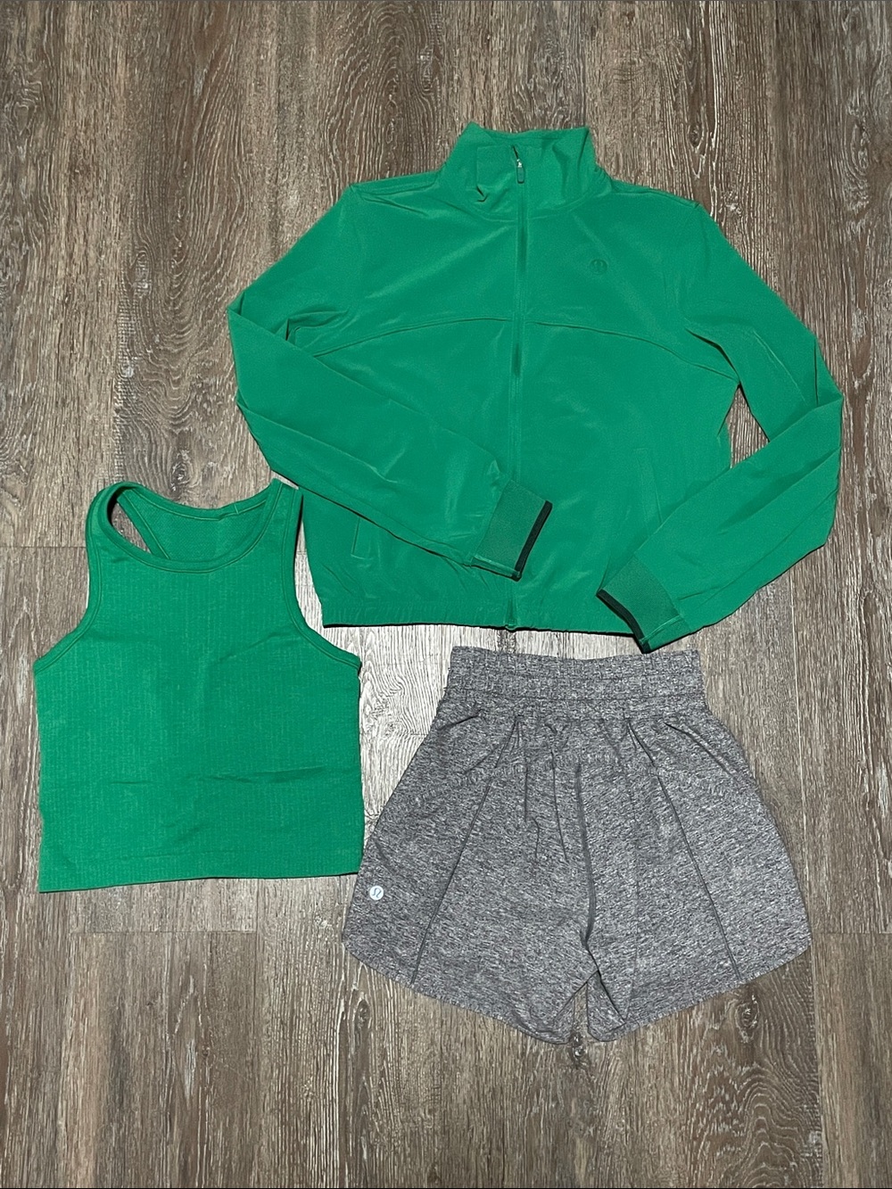 EUC Lululemon Green/GrayMatching Bundle. Size Top 2,4 / Bottom 2